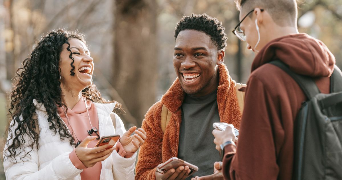 Técnicas de marketing viral baseiam-se na psicologia humana, como a necessidade de pertencimento ou o desejo de causar uma boa impressão. Quando uma campanha toca nessas emoções, ela se espalha rapidamente, muitas vezes superando as expectativas iniciais.