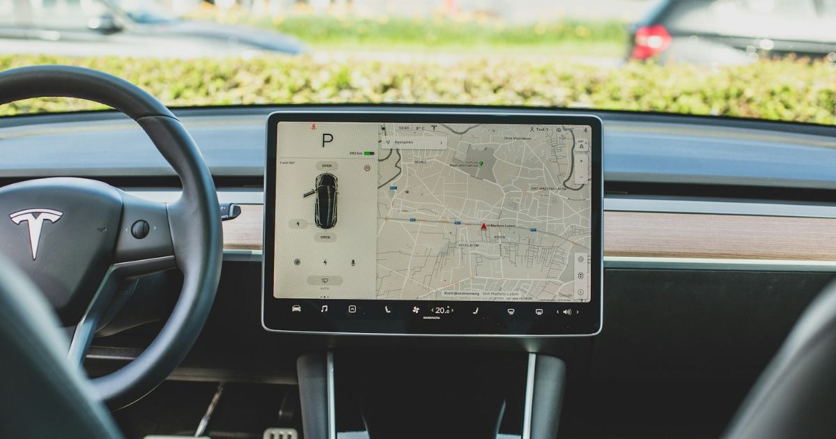 Aplicativos como o Waze utilizam publicidade baseada em localização para mostrar restaurantes, postos de gasolina e lojas próximas. Isso é conhecido como marketing de proximidade com geolocalização, uma abordagem que conecta consumidores a negócios locais de forma eficiente utilizando o mobile marketing.