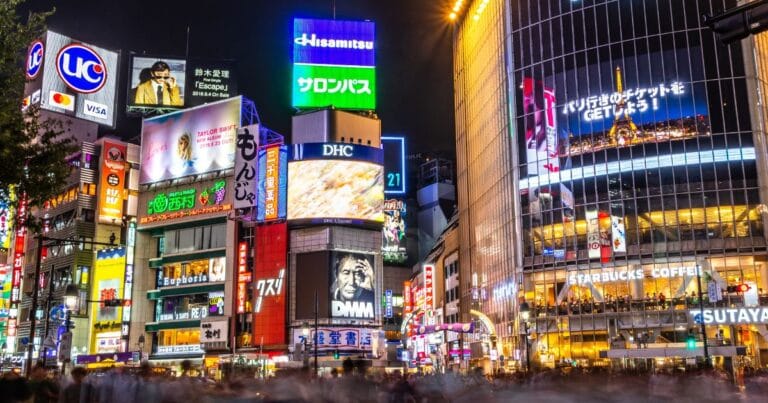 A mídia externa digital tem se destacado como uma das principais tendências em publicidade OOH. Esses painéis digitais interativos e dinâmicos estão cada vez mais presentes nas ruas, shoppings, estações de metrô e outros locais de grande circulação. Ao contrário dos tradicionais outdoors estáticos, os painéis digitais OOH permitem a atualização em tempo real do conteúdo, o que aumenta a relevância e o engajamento com o público.