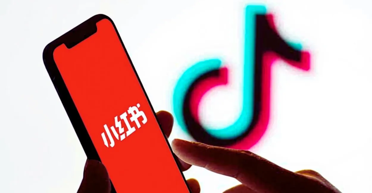 Profissional interagindo com interface holográfica do App com IA RedNote, criando conteúdo personalizado para marketing digital em ambiente de alta tecnologia.